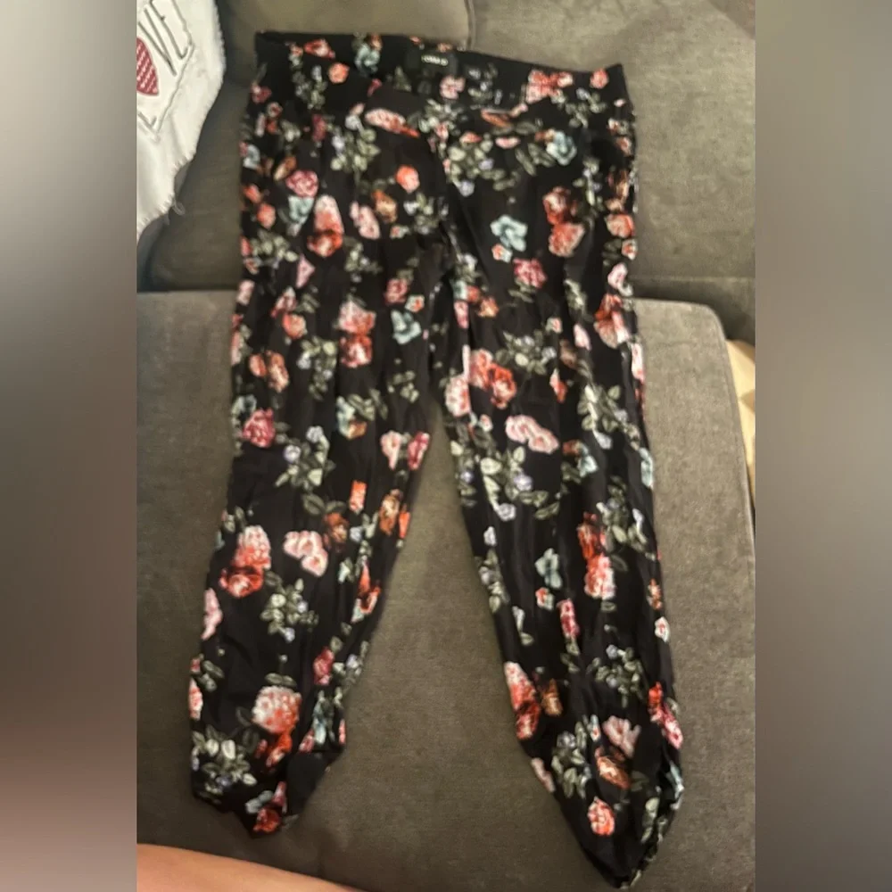 JBH* Torrid Black Floral Jogger Pants - Picture 4 of 5